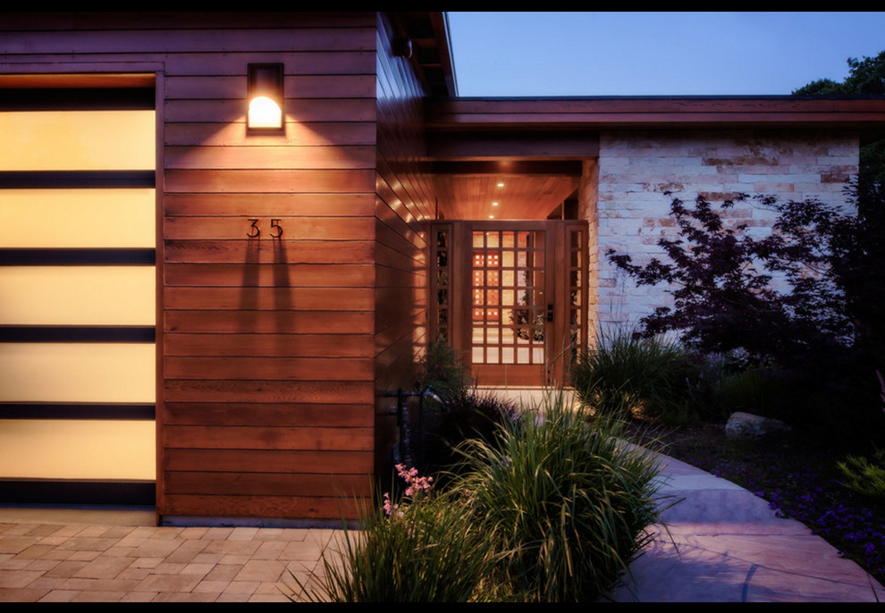 Idée de décoration pour une grande façade de maison beige minimaliste à un étage avec un revêtement mixte et un toit plat.
