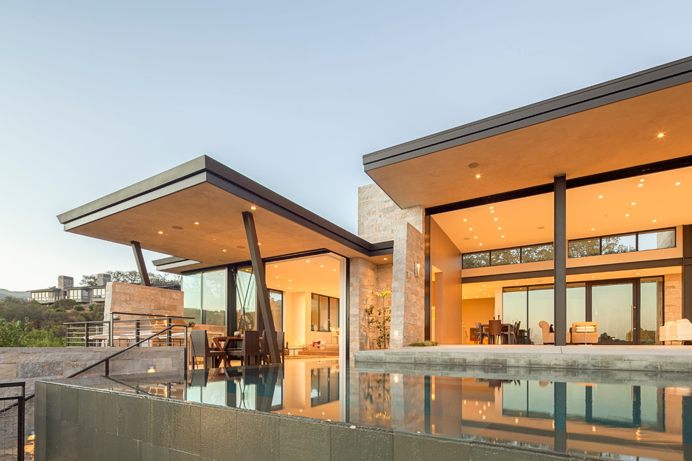 Geräumiges, Zweistöckiges Modernes Einfamilienhaus mit Steinfassade, beiger Fassadenfarbe, Flachdach und Blechdach in San Francisco