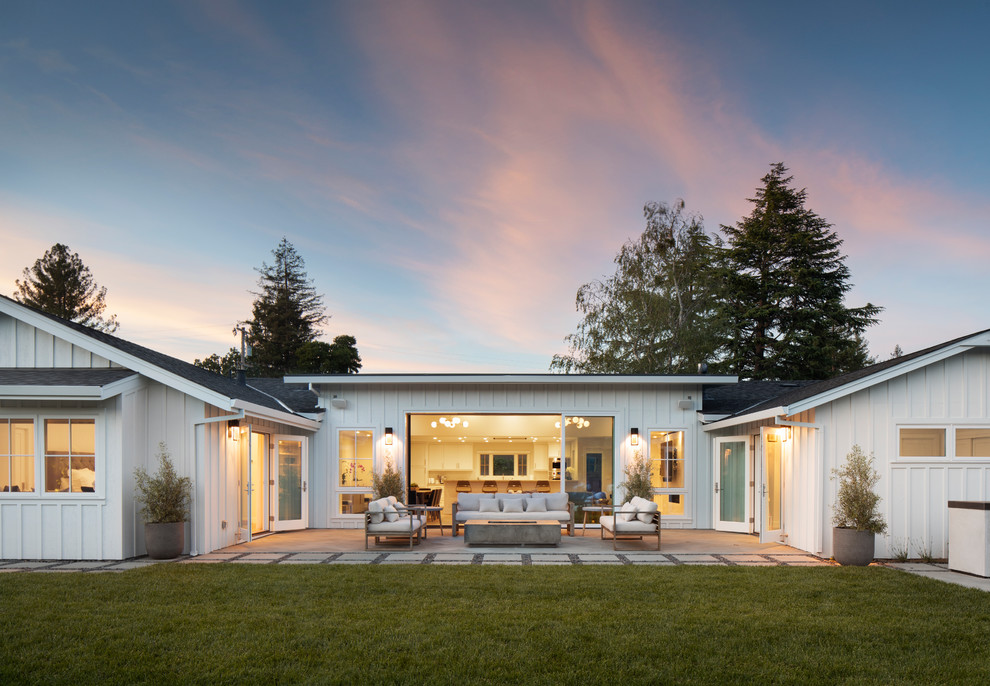 Mittelgroßes, Einstöckiges Landhaus Haus mit weißer Fassadenfarbe, Satteldach und Ziegeldach in San Francisco