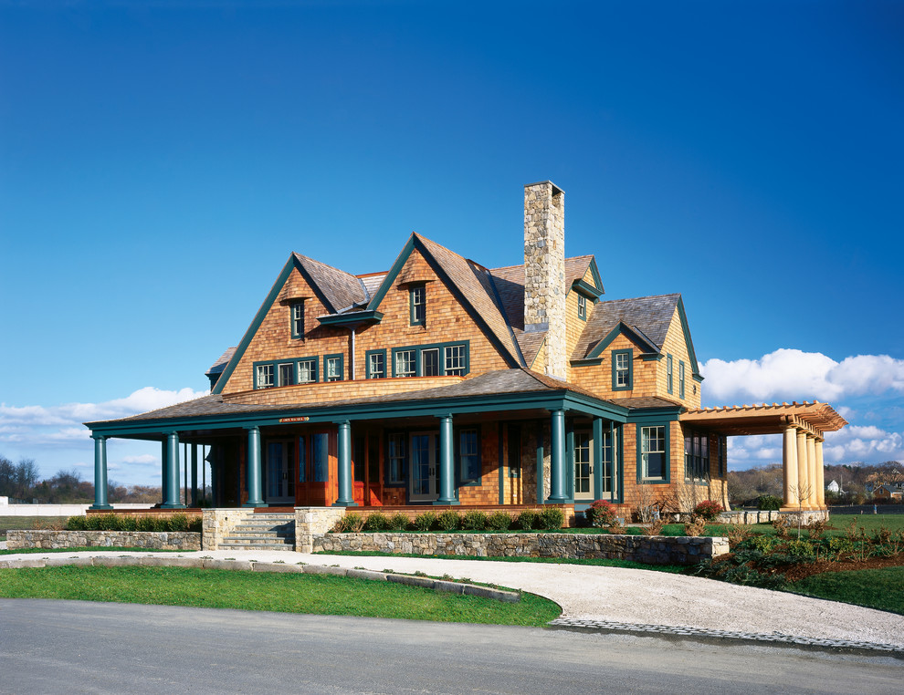 Immagine della villa grande american style a due piani con rivestimento in legno, tetto a capanna e copertura a scandole