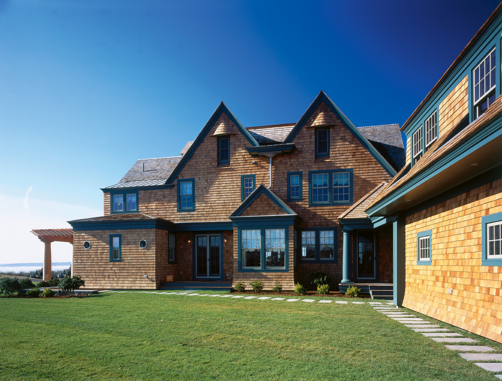 Idee per la facciata di una casa grande american style a due piani con rivestimento in legno e tetto a capanna