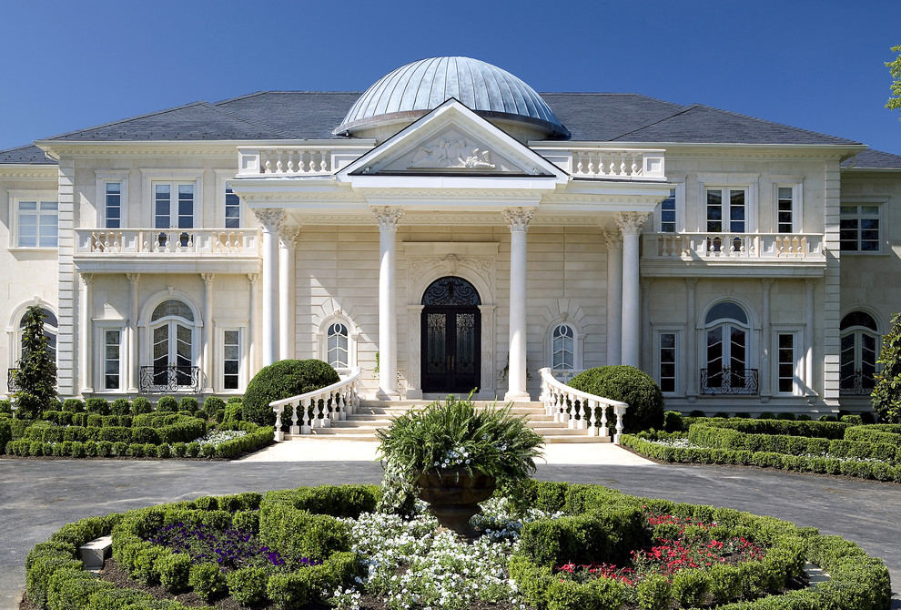 Idee per la facciata di una casa ampia beige classica a due piani con tetto a padiglione e rivestimento in pietra