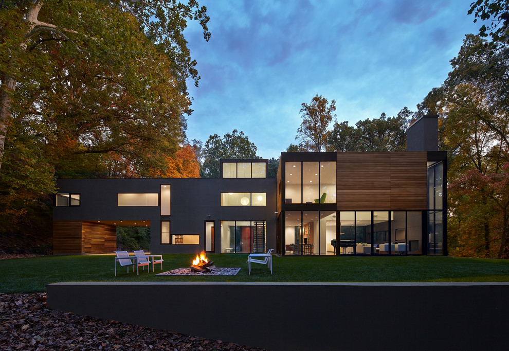 Ispirazione per la facciata di una casa nera contemporanea con rivestimento in legno e tetto piano