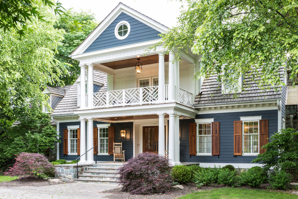 Cette photo montre une façade de maison bleue chic à un étage avec un toit à deux pans et un toit en shingle.