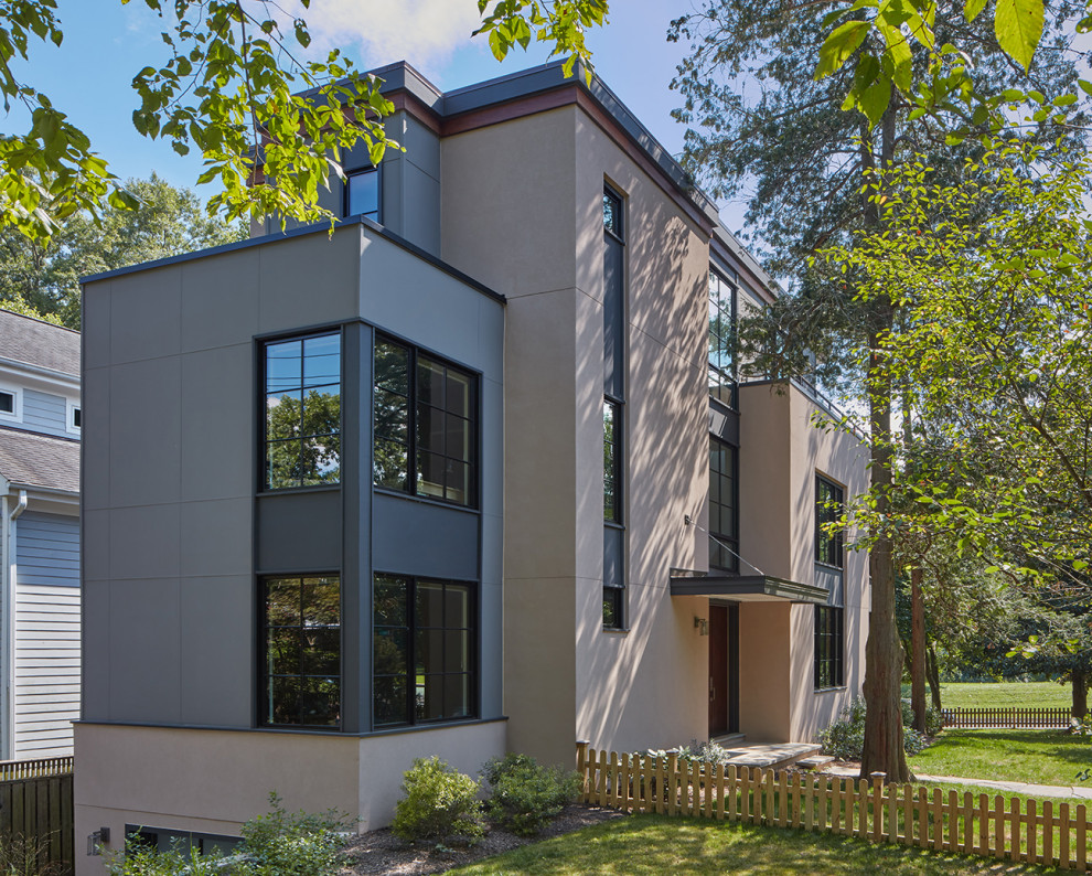 Idée de décoration pour une grande façade de maison multicolore minimaliste en stuc à deux étages et plus.