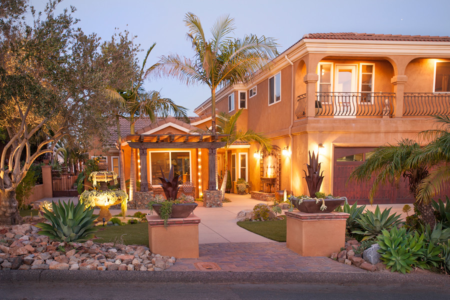 Großes, Zweistöckiges Mediterranes Einfamilienhaus mit Putzfassade, brauner Fassadenfarbe, Satteldach und Schindeldach in San Diego