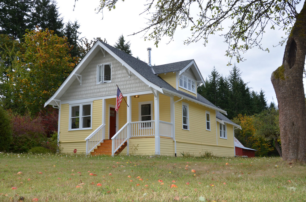 Пример оригинального дизайна: маленький, двухэтажный, деревянный, желтый дом в стиле кантри для на участке и в саду