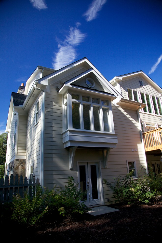 Kleines, Zweistöckiges Klassisches Haus mit Faserzement-Fassade, beiger Fassadenfarbe und Satteldach in Atlanta