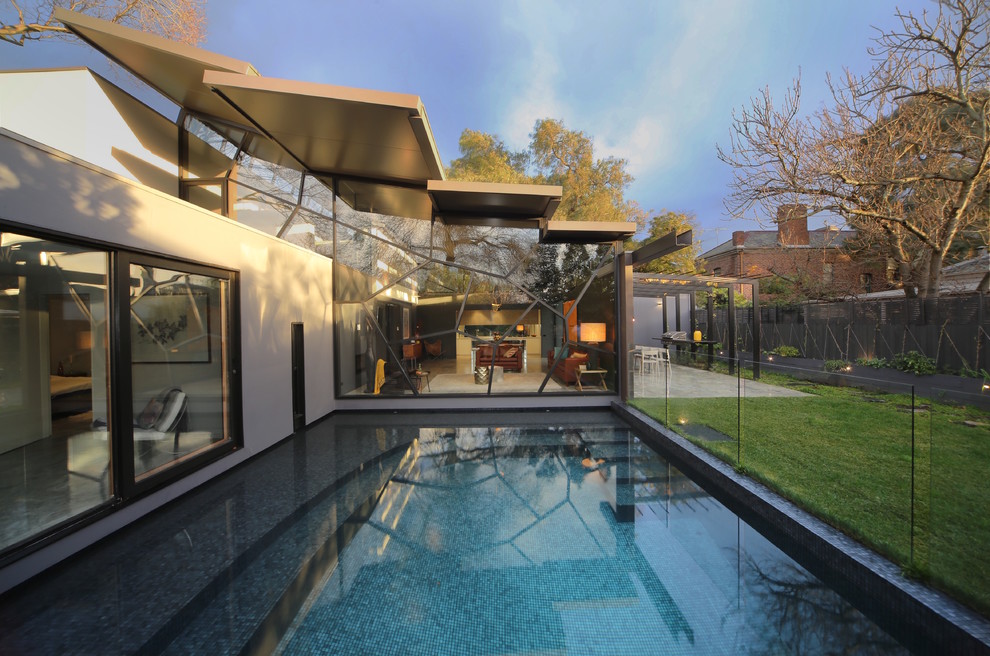 На фото: двухэтажный дом в стиле модернизм с облицовкой из металла