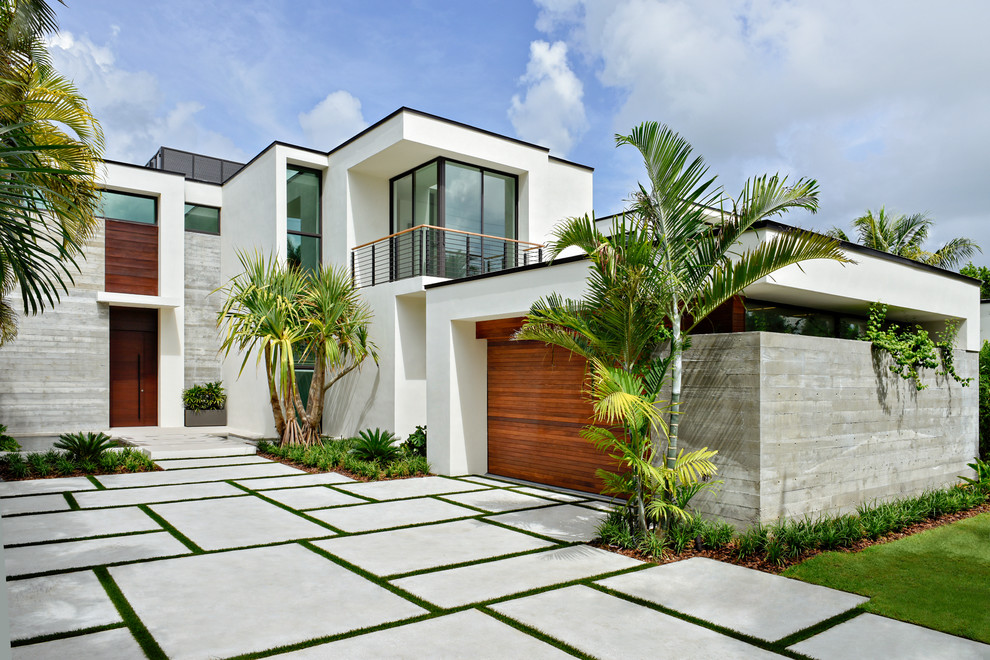 Идея дизайна: двухэтажный, белый частный загородный дом в современном стиле с плоской крышей