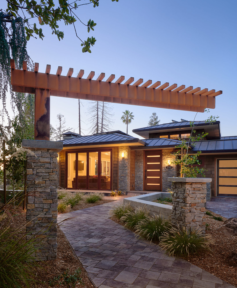 Идея дизайна: большой, двухэтажный, деревянный, коричневый частный загородный дом в современном стиле с вальмовой крышей и металлической крышей