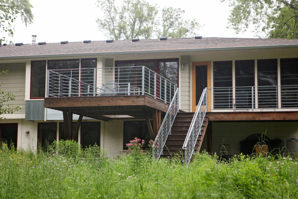 Mittelgroßes, Zweistöckiges Industrial Haus mit Mix-Fassade, grauer Fassadenfarbe und Halbwalmdach in Minneapolis