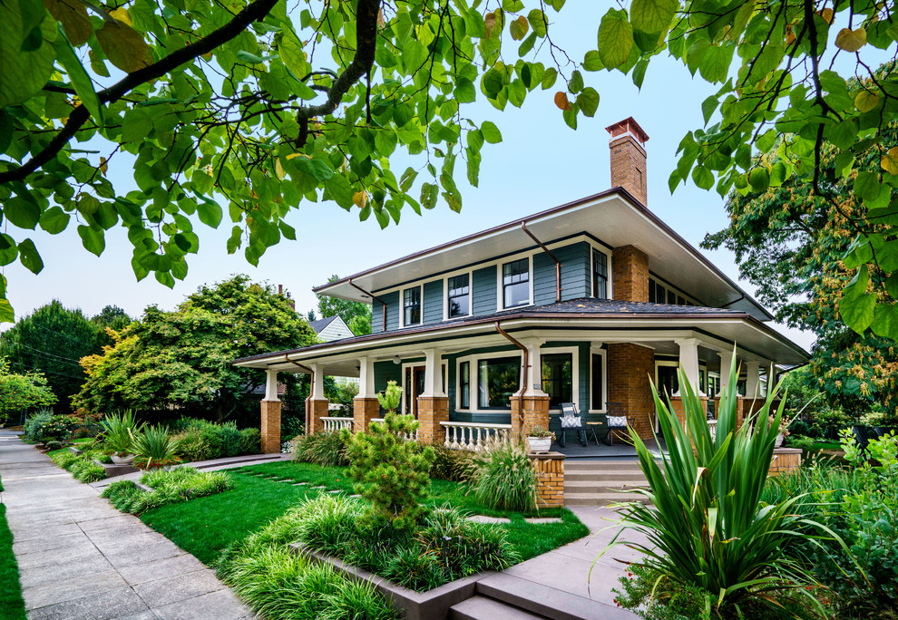 Свежая идея для дизайна: большой, деревянный, двухэтажный, синий частный загородный дом в классическом стиле - отличное фото интерьера
