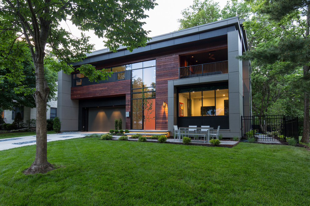 Großes, Zweistöckiges Modernes Einfamilienhaus mit Mix-Fassade, grauer Fassadenfarbe und Flachdach in Kansas City
