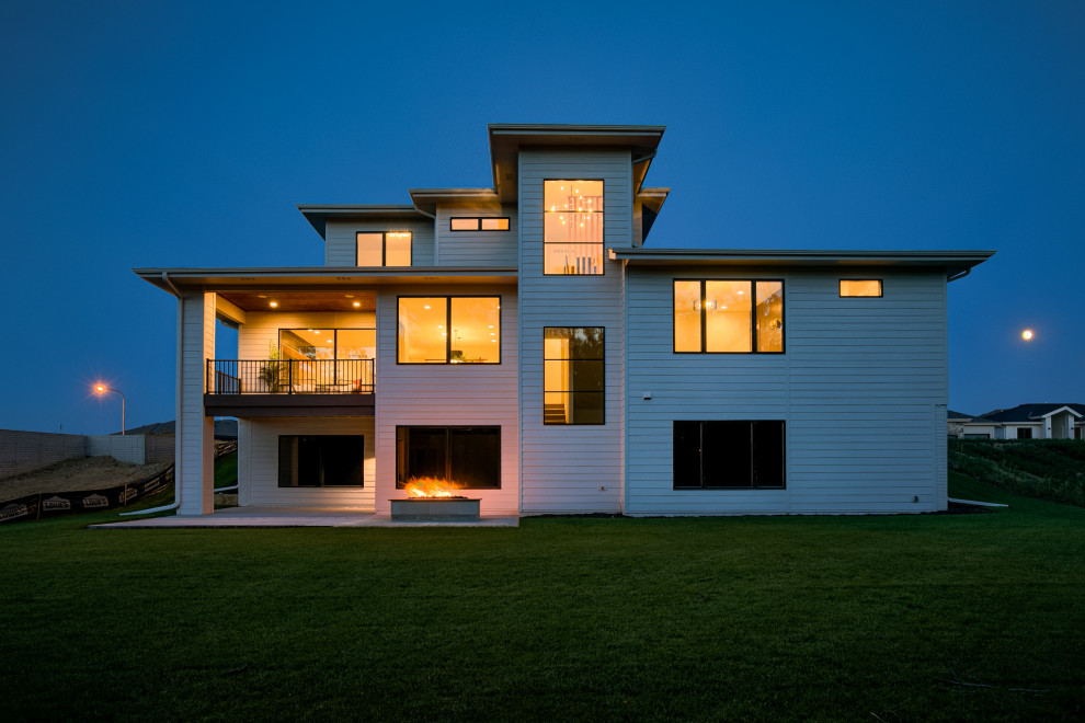 Zweistöckiges Modernes Einfamilienhaus mit Mix-Fassade, Walmdach und Misch-Dachdeckung in Omaha