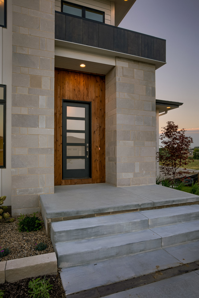 Zweistöckiges Modernes Einfamilienhaus mit Mix-Fassade, Walmdach und Misch-Dachdeckung in Omaha
