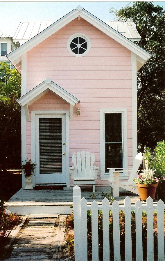 Maritim inredning av ett rosa hus