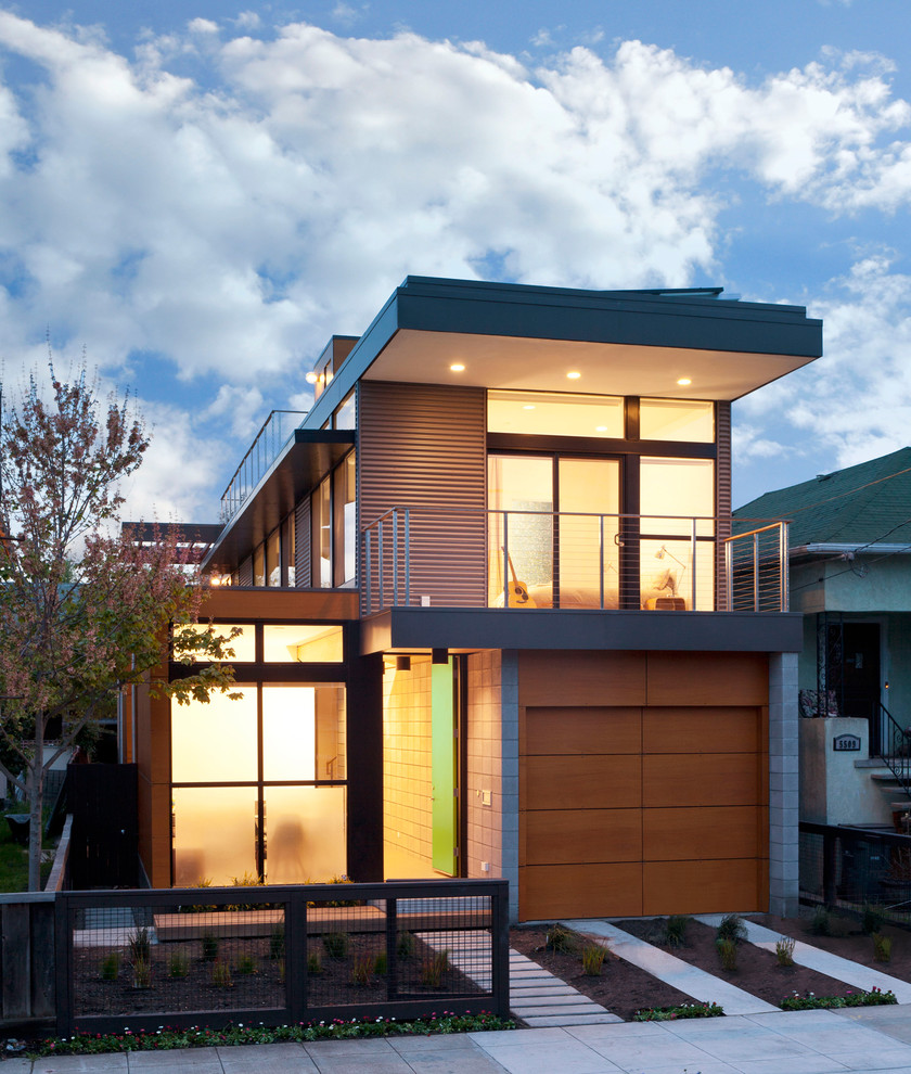 Inspiration pour une petite façade de maison minimaliste à un étage avec un revêtement mixte et un toit plat.