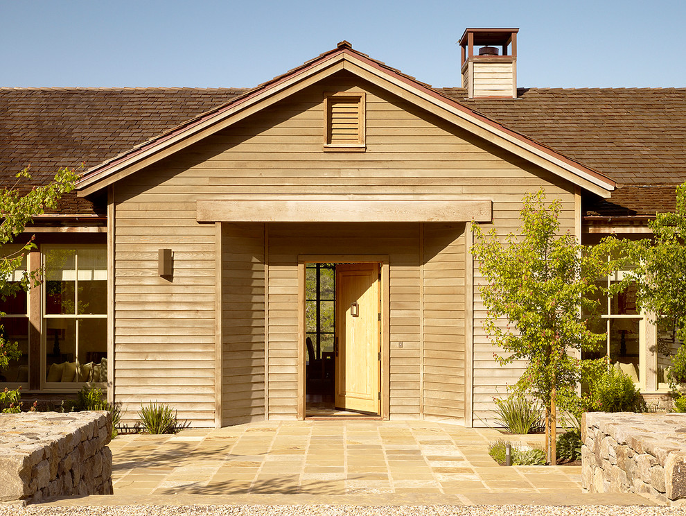 Réalisation d'une façade de maison tradition en bois avec un toit à deux pans.