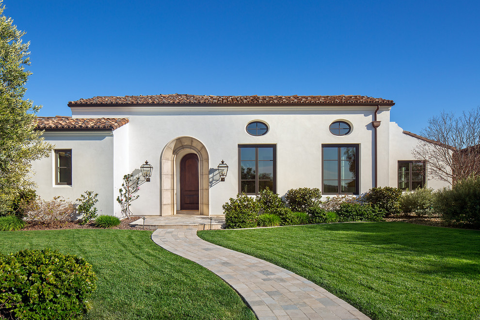 Einstöckiges Mediterranes Einfamilienhaus mit weißer Fassadenfarbe, Satteldach und Ziegeldach in San Diego
