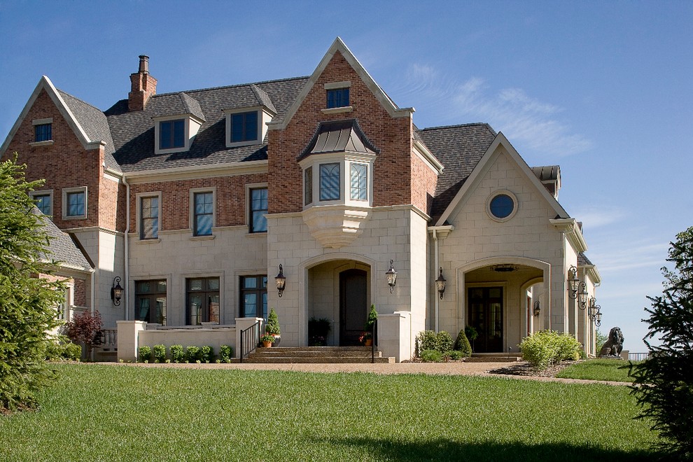 Aménagement d'une façade de maison classique.