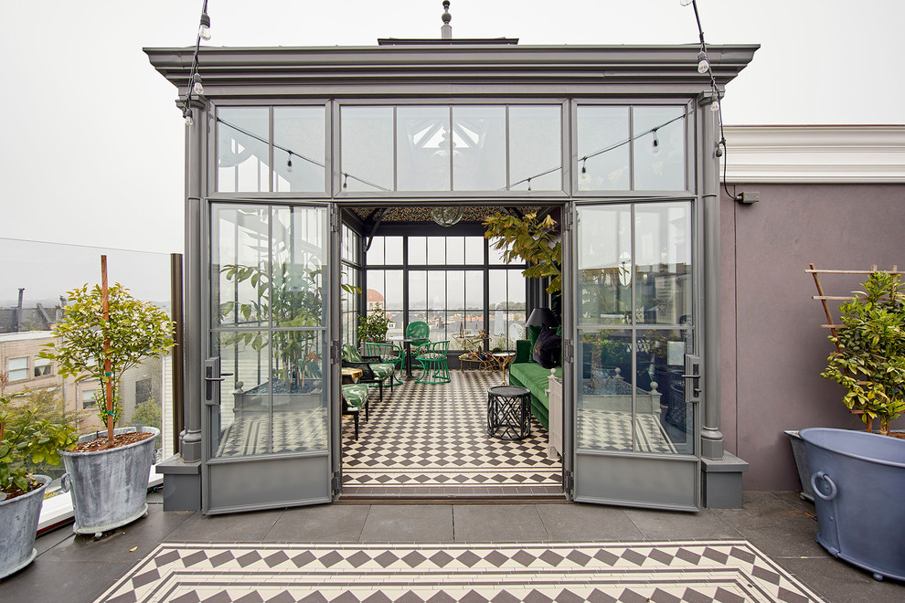 Dreistöckiges Stilmix Haus mit Glasfassade, grauer Fassadenfarbe und Blechdach in San Francisco