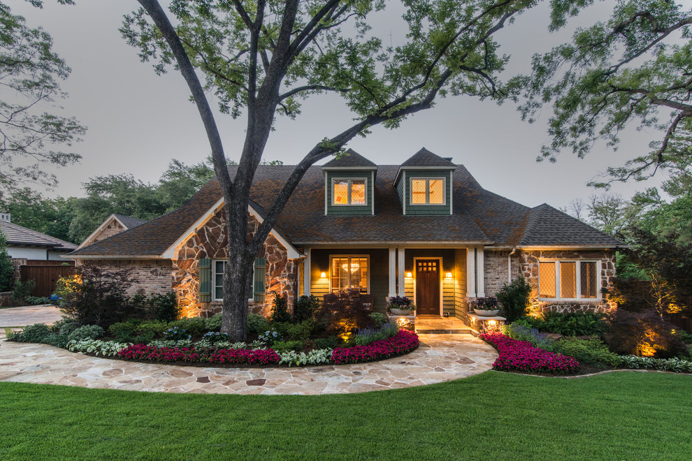 Großes, Zweistöckiges Klassisches Einfamilienhaus mit Mix-Fassade, grauer Fassadenfarbe, Walmdach und Schindeldach in Dallas