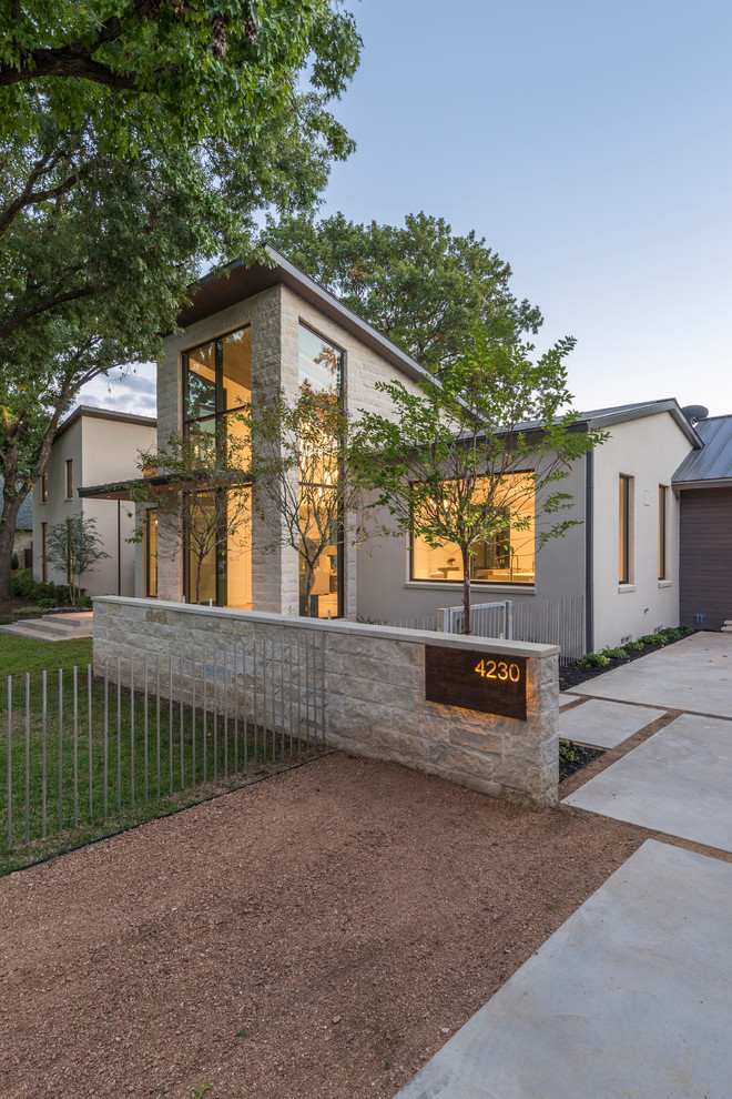 Großes, Zweistöckiges Modernes Haus mit Mix-Fassade, beiger Fassadenfarbe und Pultdach in Dallas