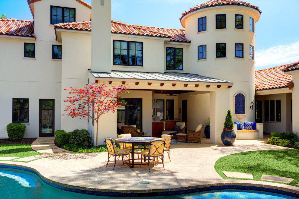 Mediterranes Einfamilienhaus mit Putzfassade, beiger Fassadenfarbe, Walmdach und Ziegeldach in Dallas