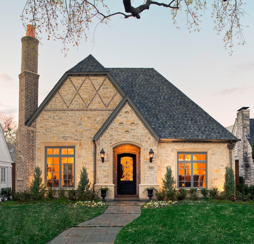 Стильный дизайн: дом среднего размера в классическом стиле с облицовкой из камня и полувальмовой крышей - последний тренд