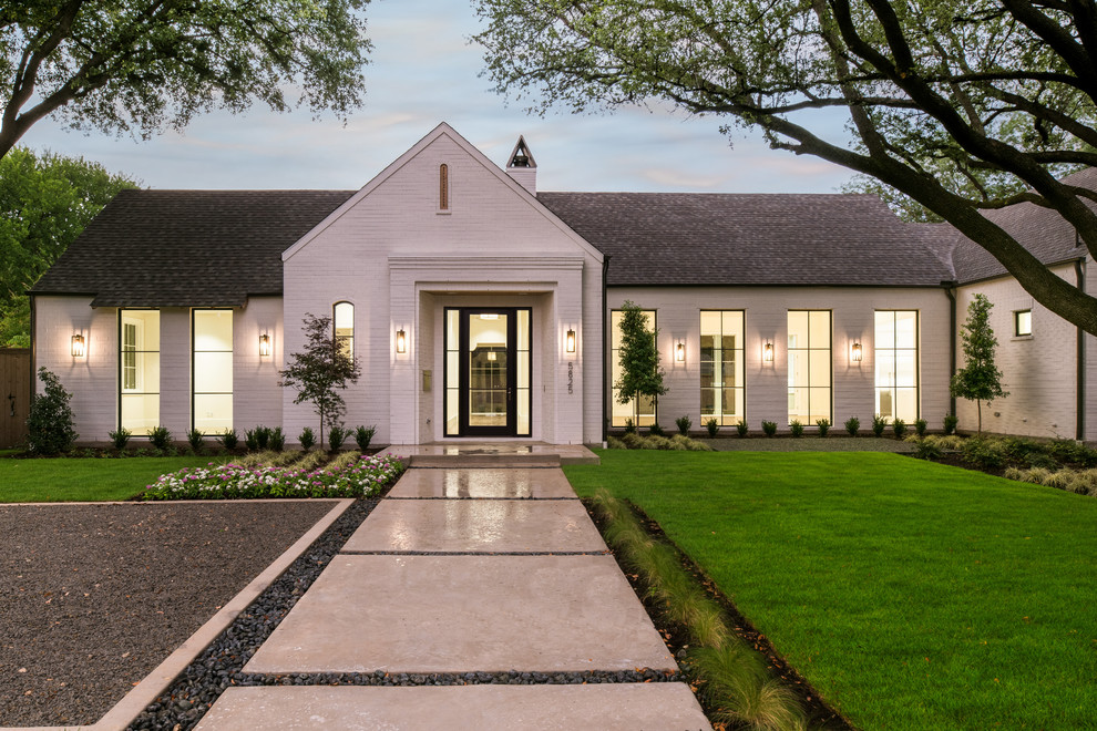 Großes, Einstöckiges Klassisches Einfamilienhaus mit Backsteinfassade, weißer Fassadenfarbe, Satteldach und Schindeldach in Dallas
