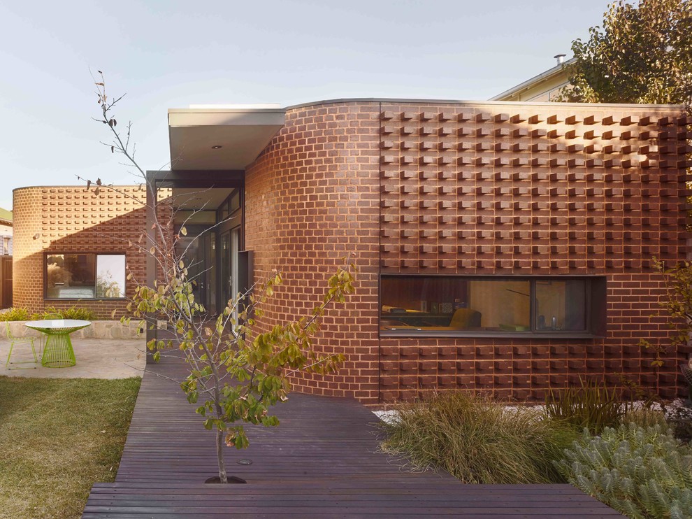 Ispirazione per la facciata di una casa rossa contemporanea a un piano di medie dimensioni con rivestimento in mattoni e tetto piano