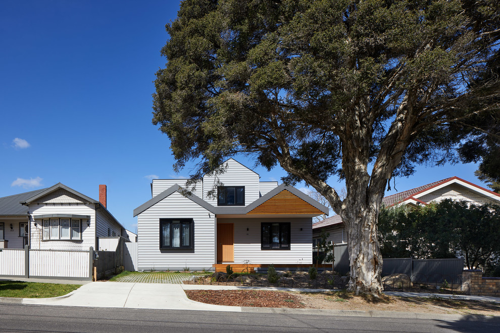Großes, Zweistöckiges Modernes Einfamilienhaus mit Faserzement-Fassade, grauer Fassadenfarbe, Satteldach und Blechdach in Melbourne
