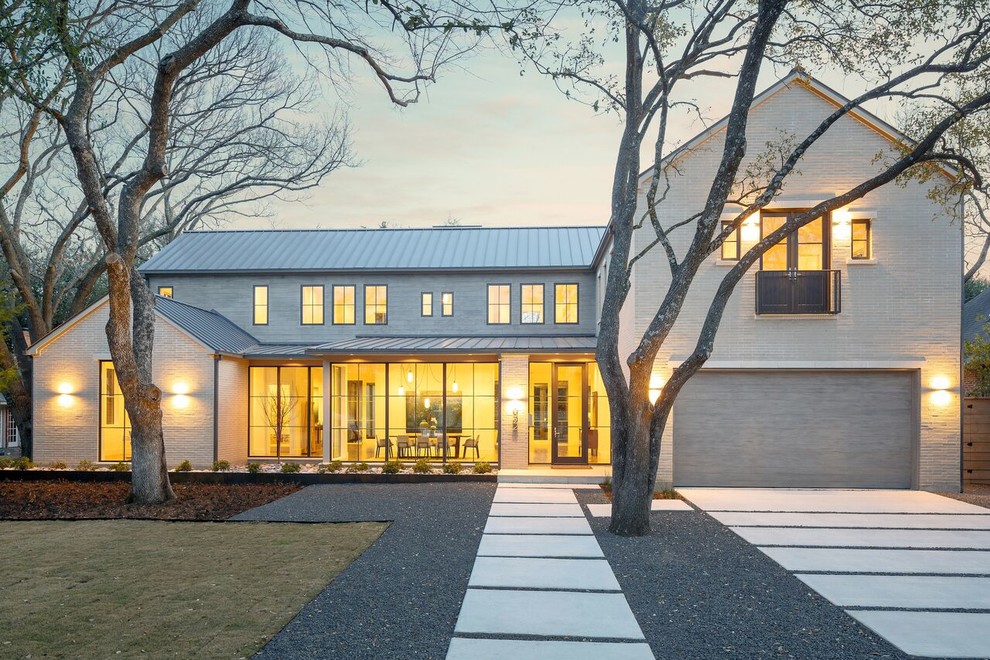 Diseño de fachada beige clásica renovada grande de dos plantas con revestimiento de ladrillo y tejado a dos aguas