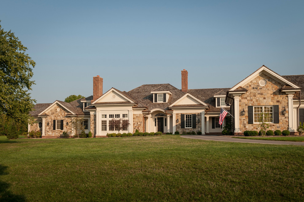 Cette photo montre une grande façade de maison blanche chic en pierre de plain-pied avec un toit à deux pans.
