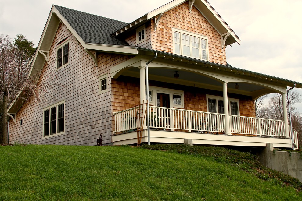 Cette image montre une façade de maison craftsman en bois à un étage.