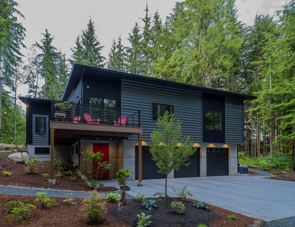 Ejemplo de fachada de casa multicolor moderna de tamaño medio de dos plantas con revestimiento de metal, tejado de un solo tendido y tejado de metal