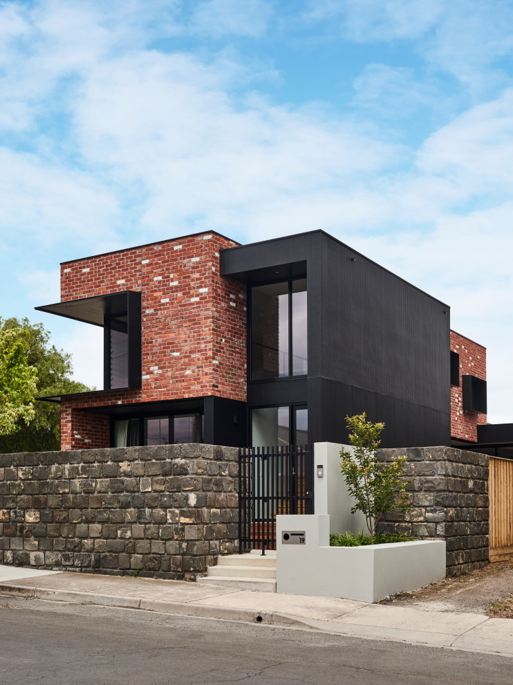 Diseño de fachada de casa negra moderna de tamaño medio de dos plantas con revestimiento de aglomerado de cemento, tejado plano y tejado de metal
