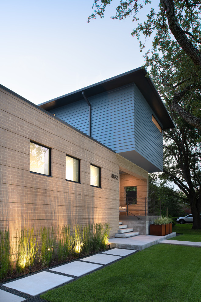 Стильный дизайн: двухэтажный, синий частный загородный дом среднего размера в современном стиле с облицовкой из ЦСП, вальмовой крышей, крышей из смешанных материалов, коричневой крышей и отделкой дранкой - последний тренд