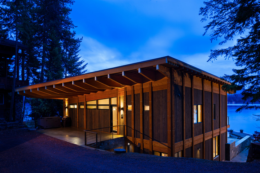 Idées déco pour une façade de maison marron contemporaine en bois de taille moyenne et à un étage avec un toit en appentis.