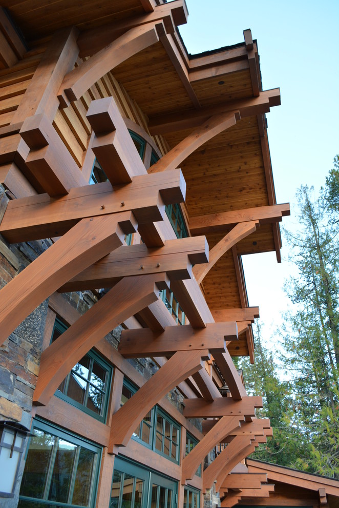 Idées déco pour une grande façade de maison montagne en bois à un étage avec un toit à deux pans.