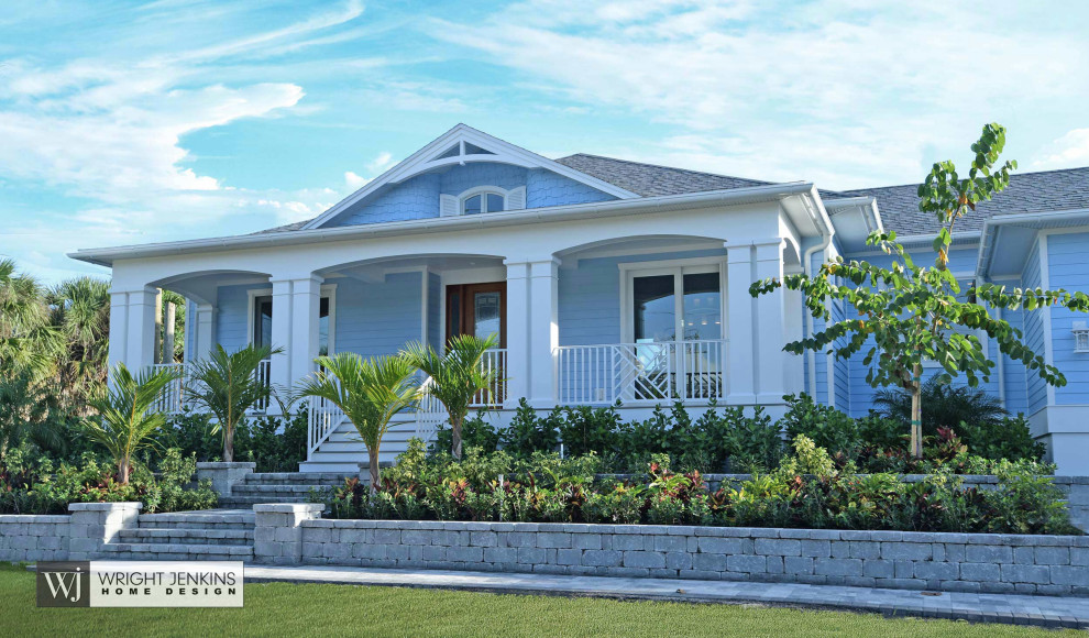 Cette photo montre une façade de maison bleue bord de mer de taille moyenne et de plain-pied avec un revêtement en vinyle, un toit à quatre pans et un toit en shingle.