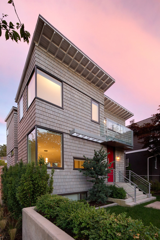 Dreistöckige Moderne Holzfassade Haus mit grauer Fassadenfarbe und Pultdach in Vancouver