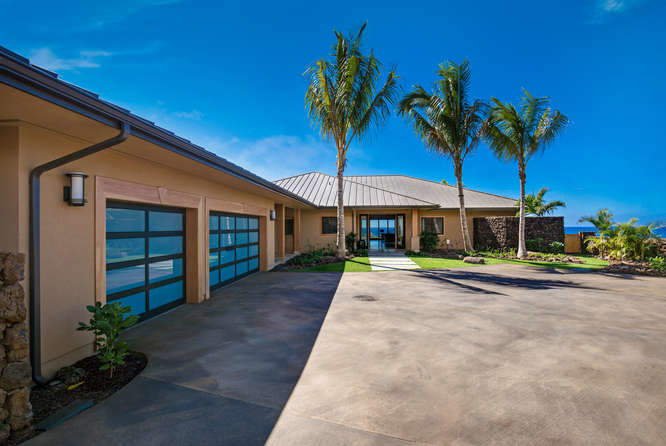 Großes, Einstöckiges Einfamilienhaus mit Putzfassade, beiger Fassadenfarbe, Walmdach und Blechdach in Hawaii