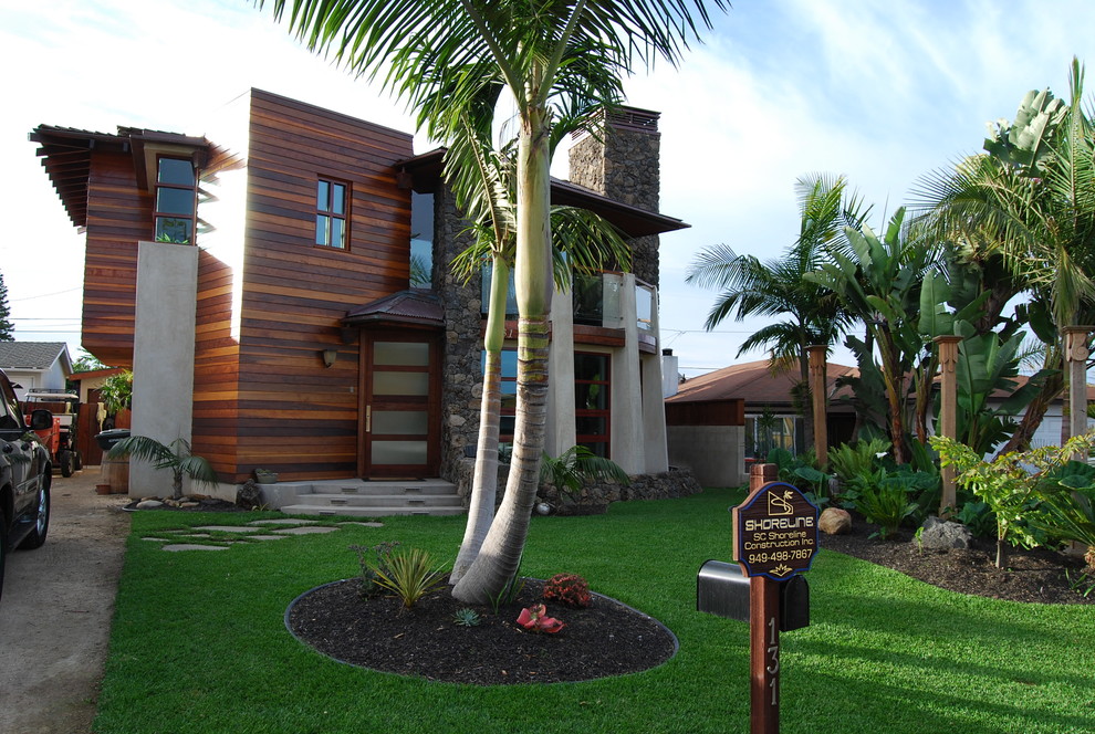 Diseño de fachada marrón contemporánea grande de dos plantas con revestimientos combinados y tejado plano