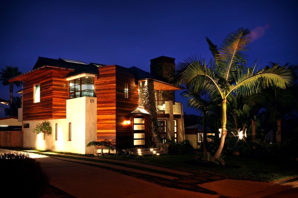 Réalisation d'une grande façade de maison marron design à un étage avec un revêtement mixte et un toit plat.