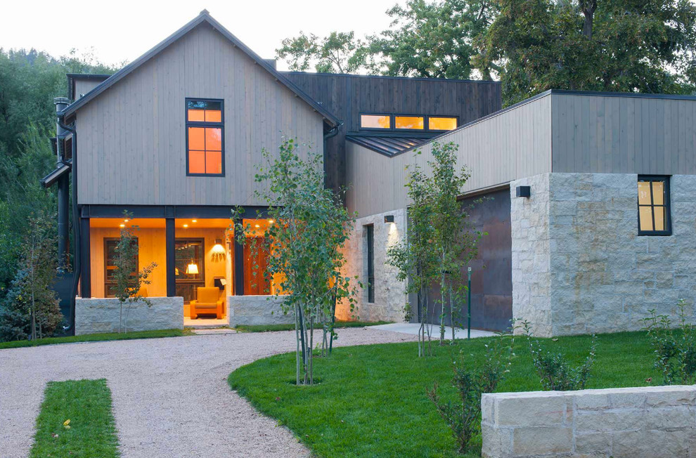 Стильный дизайн: двухэтажный, деревянный дом в стиле неоклассика (современная классика) с двускатной крышей - последний тренд