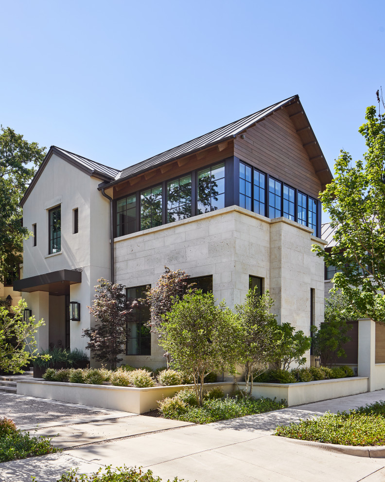 Cette image montre une façade de maison grise design à un étage avec un revêtement mixte, un toit à deux pans et un toit en métal.