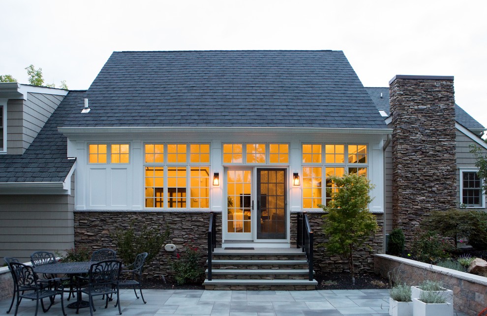 Стильный дизайн: большой, серый дом в классическом стиле с разными уровнями, комбинированной облицовкой и односкатной крышей - последний тренд