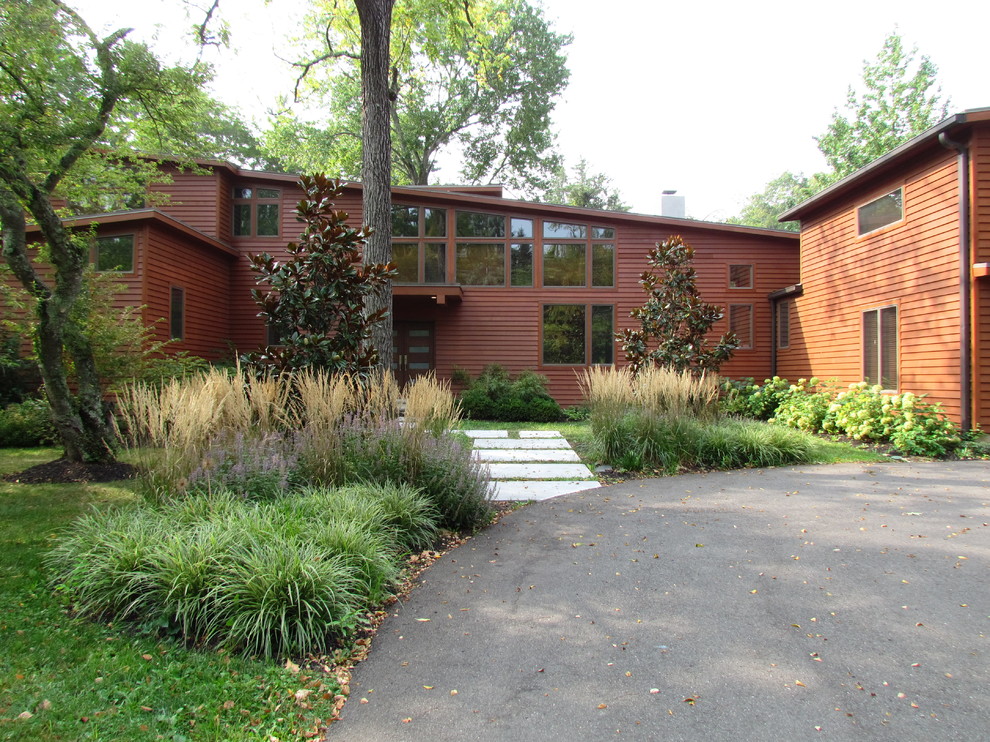Foto de fachada de casa marrón contemporánea grande de dos plantas con revestimiento de madera y tejado de un solo tendido